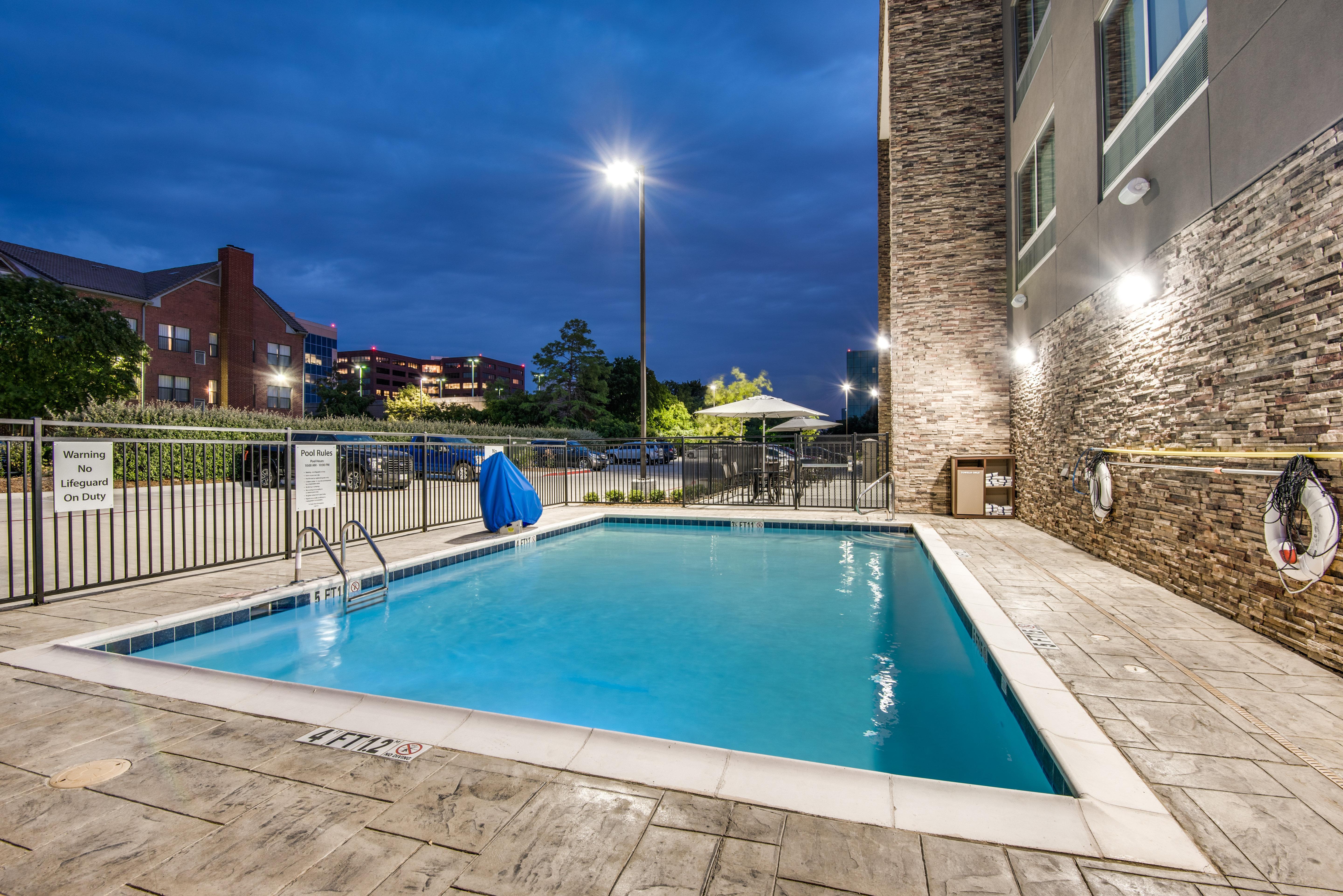 Holiday Inn Express & Suites Dallas North - Addison By Ihg Buitenkant foto